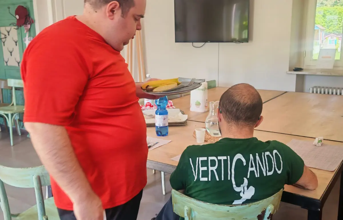 due uomini si siedono ad una tavola apparecchiata