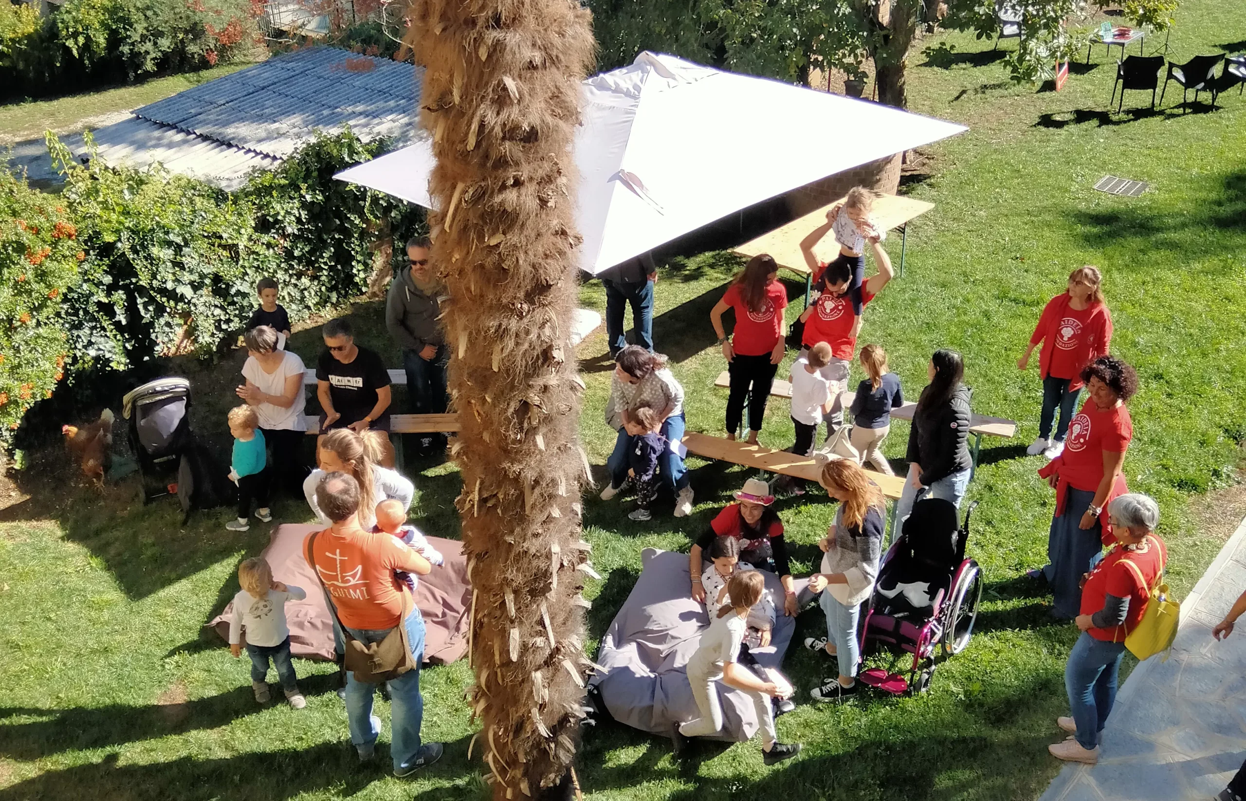 vista dall'alto di adulti e bambini che si divertono in un prato