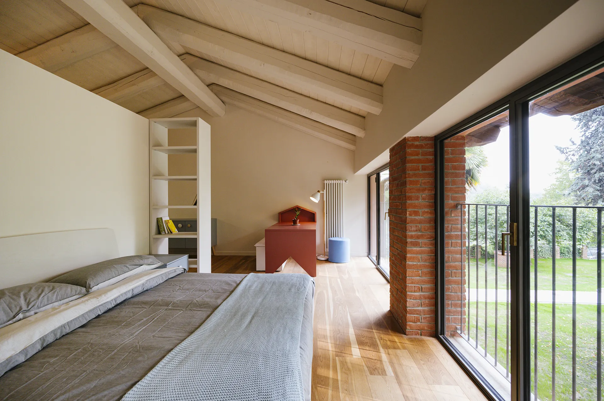 camera matrimoniale, con letto e altri arredi, con vista su un prato