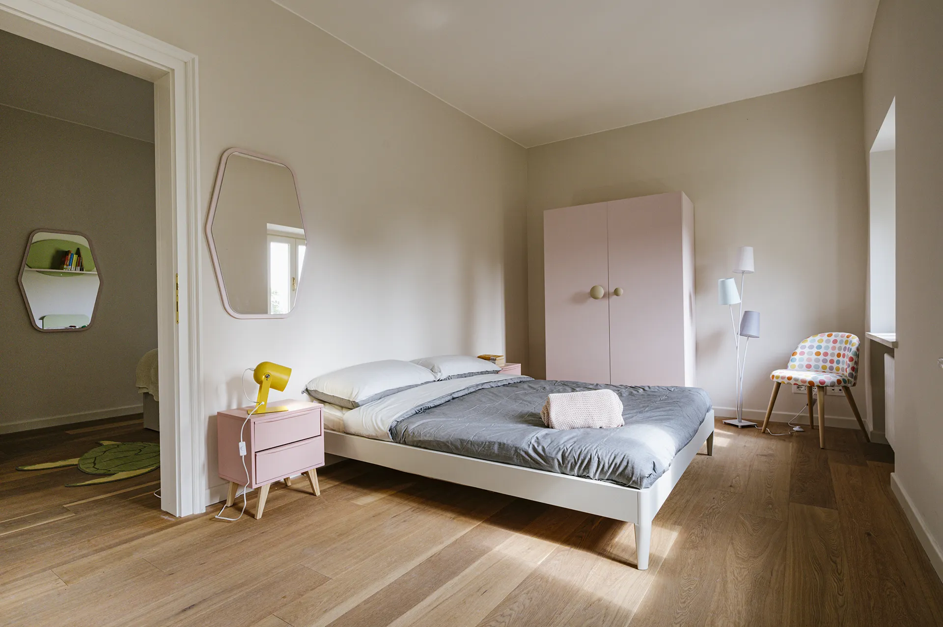 stanza con un letto matrimoniale, comodini, un armadio e altri arredi