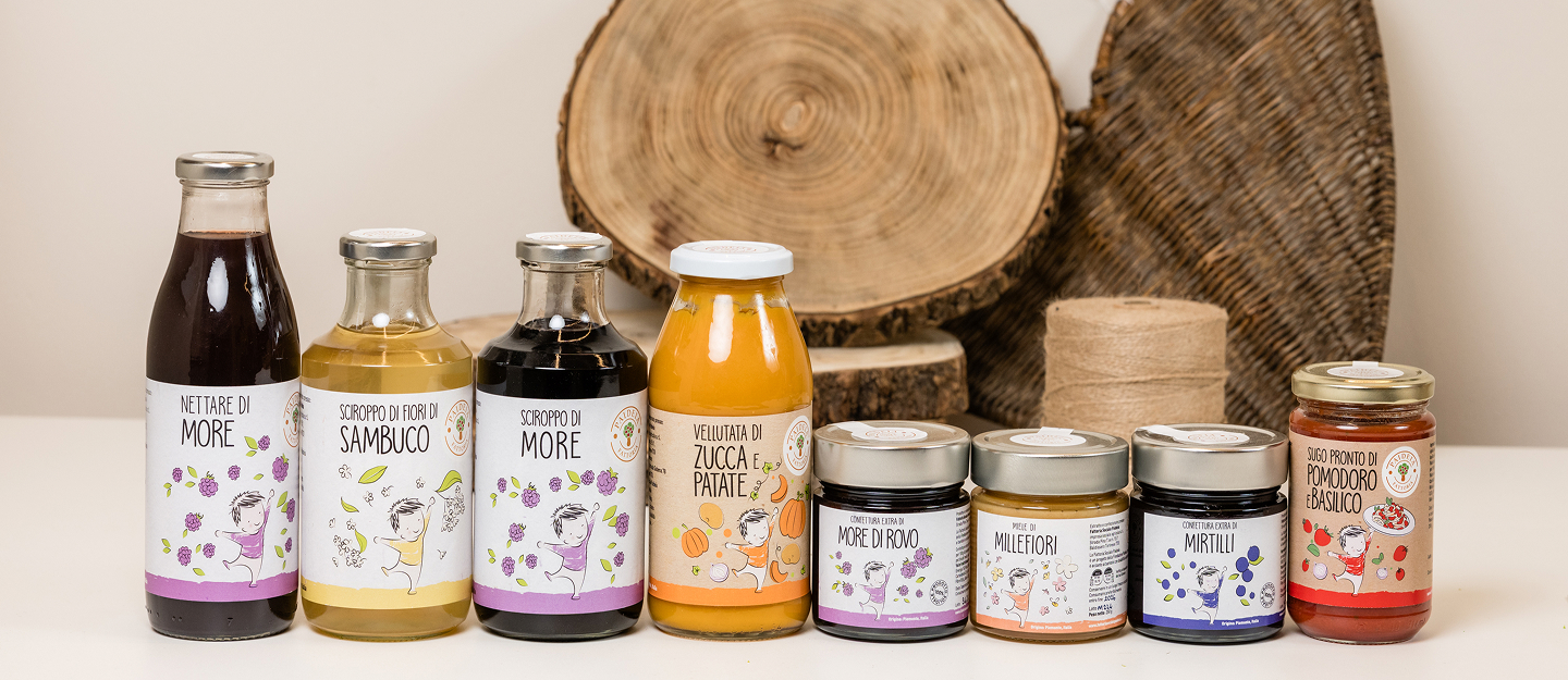 vasetti di diverse dimensioni di prodotti alimentari in fila